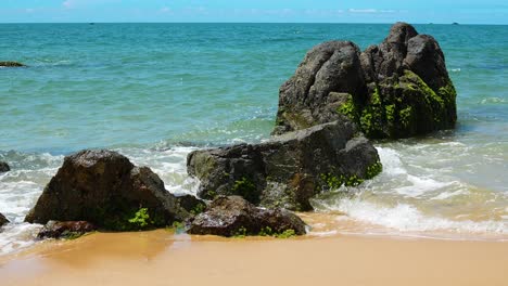 Las-Olas-Del-Mar-Golpean-Rocas-Y-Salpicaduras-De-Esponjas