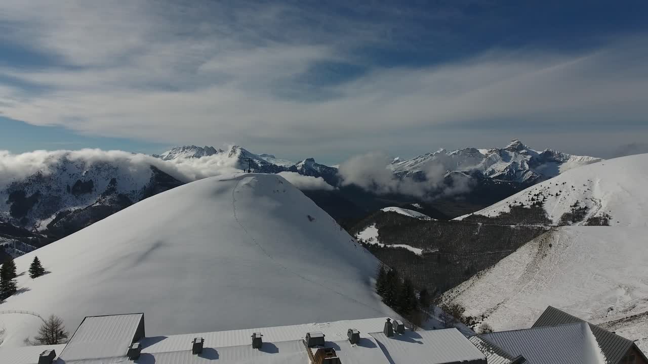 volando sobre el santuario y la iglesia de la salette en francia. paisaje nevado soleado