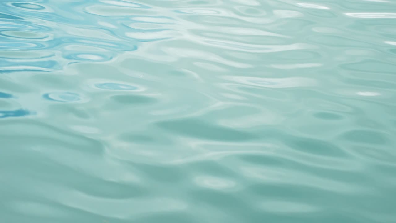 수영장에서의 물 물결, 클로즈업