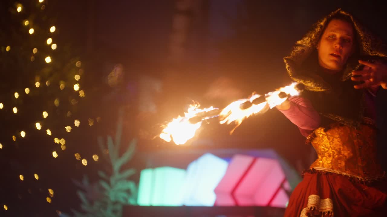 Spettacolo di fuoco mistico a un festival notturno con scintille e fiamme