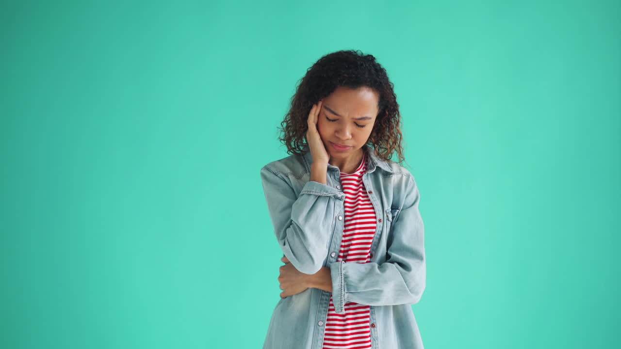mujer con dolor de cabeza
