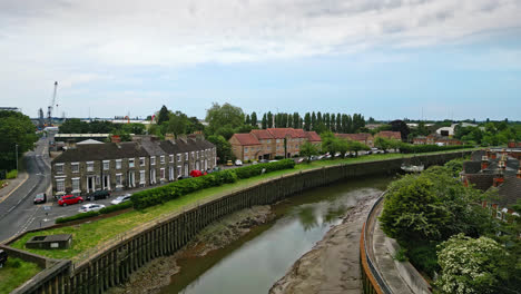 Atemberaubende-Drohnenaufnahmen-Aus-Der-Luft-Zeigen-Boston,-Lincolnshire:-Hafen,-Schiffe,-Kirche-Saint-Botolph,-Brücke-Saint-Botolph