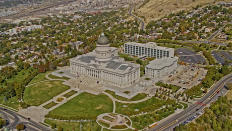 Salt-Lake-City-Utah-Antena-V48-Circular-Pan-Shot-Volar-Alrededor-Del-Edificio-Del-Capitolio-Estatal,-Capturando-El-Paisaje-Urbano-Residencial-Y-Del-Centro-De-La-Ladera-Circundante---Filmado-Con-Una-Cámara-Inspire-2,-X7---Octubre-De-2021