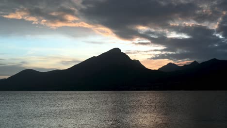 Majestuoso-Paisaje-En-El-Lago-De-Garda,-Italia-Creado-Por-Las-Montañas-Y-La-Perfecta-Luz-Del-Atardecer