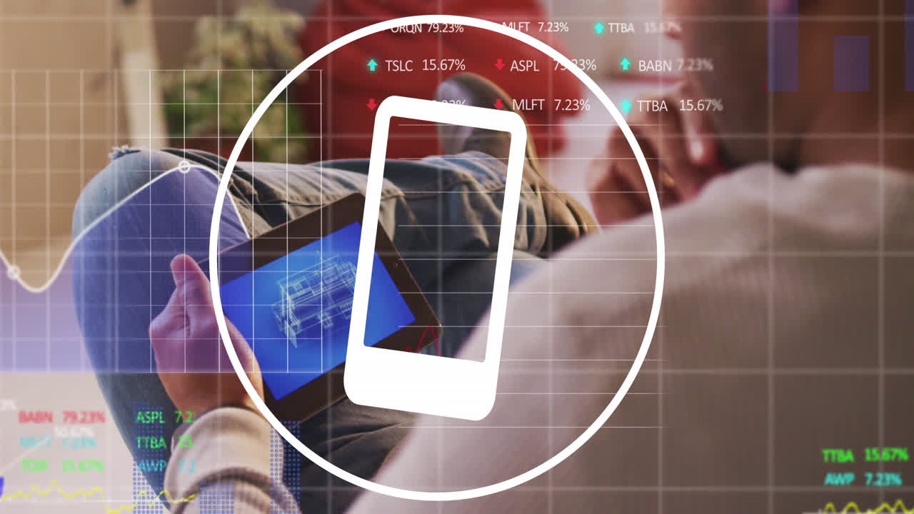 animación de gráficos, tableros de negociación, hombre biracial mirando el modelo 3d de la casa en una tableta digital