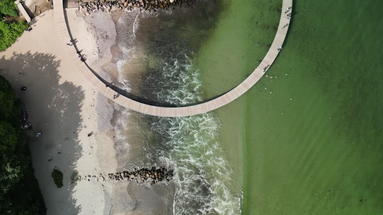 aéreo de arriba hacia abajo sobre el puente infinito, aarhus, dinamarca