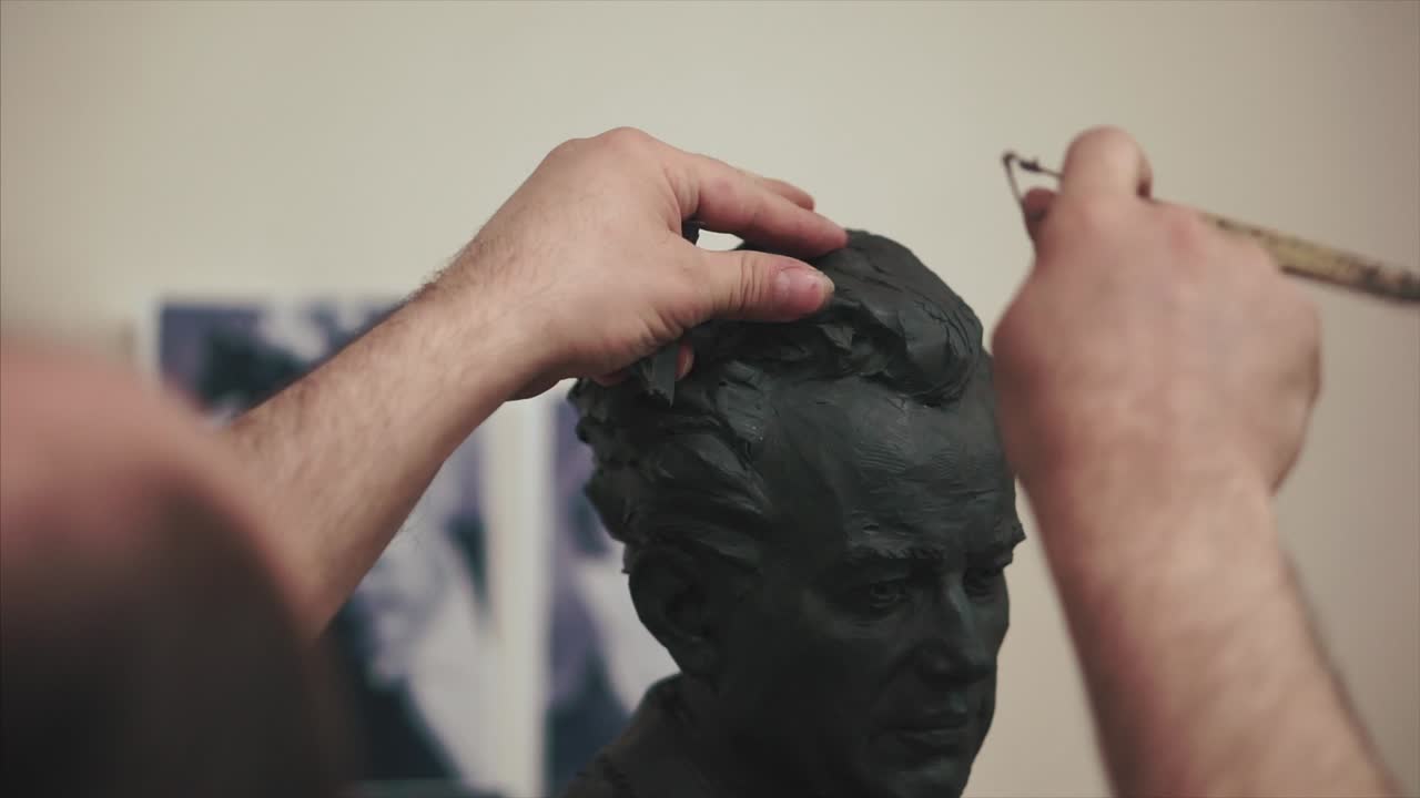 esculpiendo una cabeza de retrato de arcilla