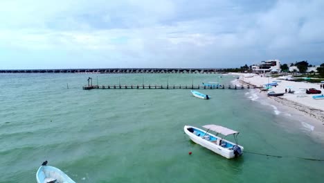 Strand-Progreso-Yucatan-Mexiko-Fischerboot-Und-Pier