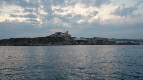 Vista-Del-Casco-Antiguo-De-Ibiza-Y-Del-Puerto-Desde-El-Mar.