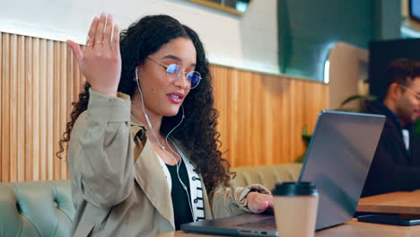 Laptop-video-call,-talking-or-cafe-woman-explain