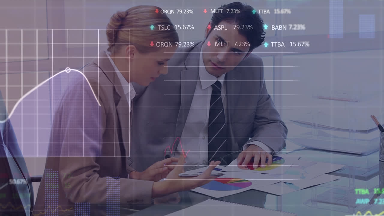 Animación de empresarios caucásicos hablando sobre procesamiento de datos
