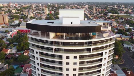 Luftdrohnenaufnahme-Von-Luxuriösen-Hochhausapartments-Mit-Blick-Auf-Die-Stadt-In-Posadas,-Misiones,-Argentinien