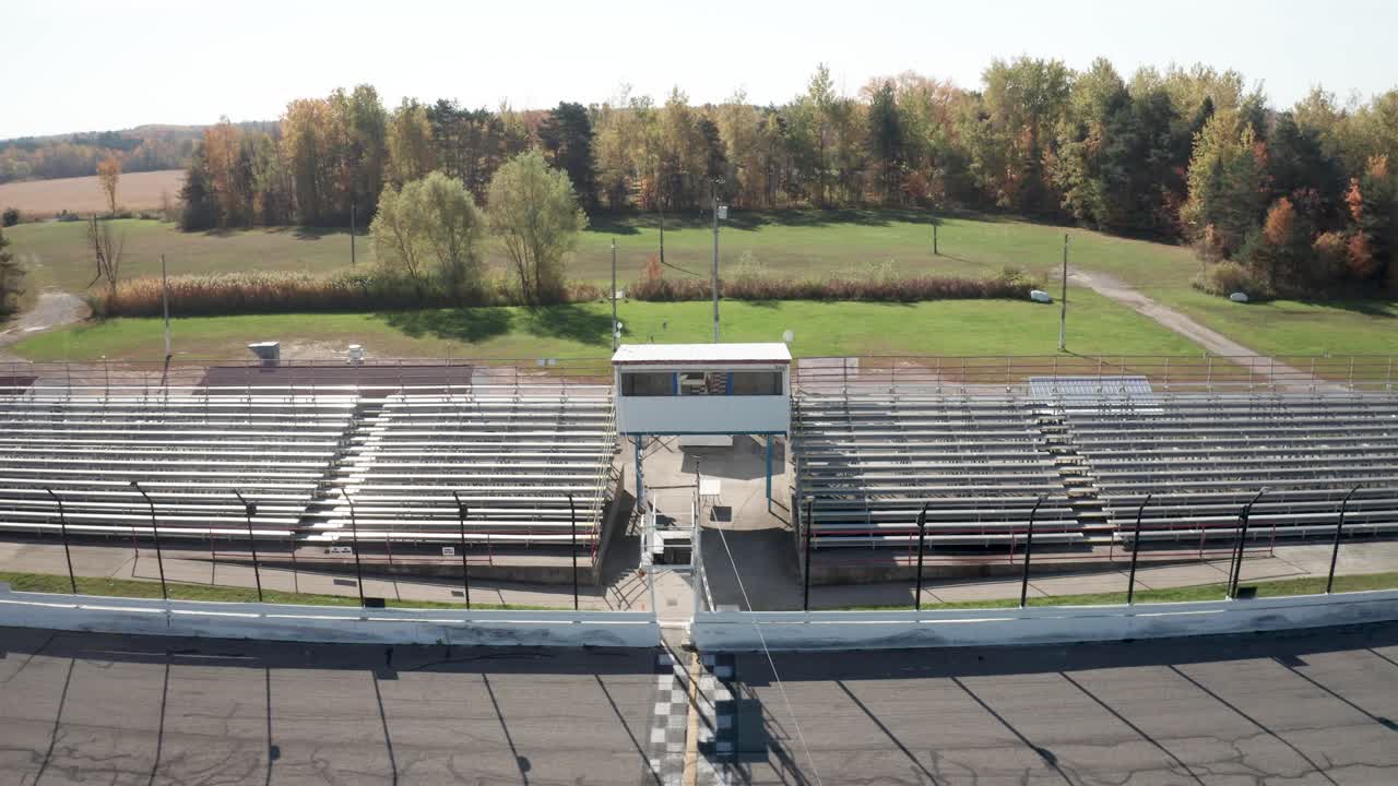 whittemore small track car racing speedway en whittmore, michigan con video de drones saliendo y subiendo
