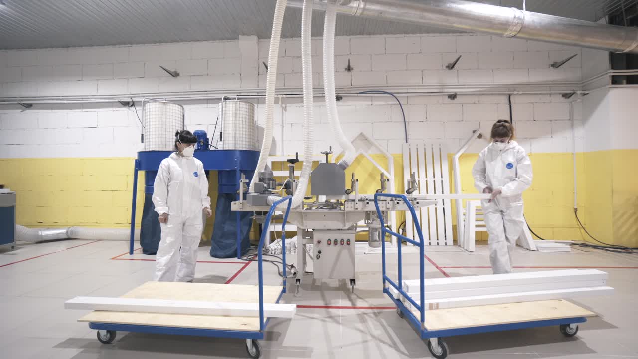 trabajadores de la fábrica que manejan material blanco