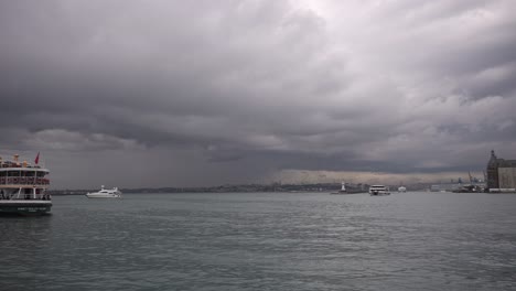 Am-Kadıköy-Pier,-Bei-Bewölktem-Wetter,-Schiffe-Segeln,-Vögel-Fliegen,-Auf-Dem-Bosporus