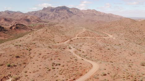 Antena-De-Las-Montañas-Flinders-Ranges-Y-Sinuoso-Camino-De-Tierra,-Australia-Del-Sur