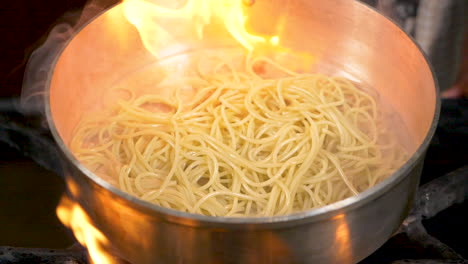 Un-Primer-Plano-De-Pasta-Flambeada-Que-Se-Lanza-A-Cámara-Lenta