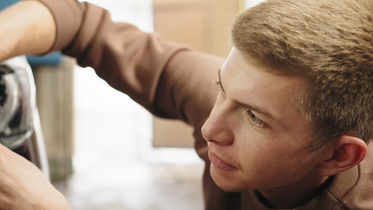 차 앞등 을 수리 하는 젊은 남자