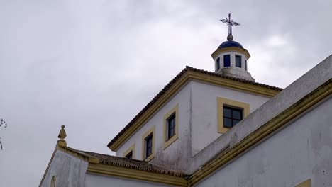 Oberer-Teil-Der-Kirche-In-Spanien-Mit-Bewölktem-Himmel,-Der-Imposante-Glockenturm-Schafft-Eine-Kraftvolle-Und-Eindrucksvolle-Szene,-In-Der-Die-Spirituelle-Und-Die-Natürliche-Welt-In-Einer-Atemberaubenden-Darstellung-Zusammenfließen