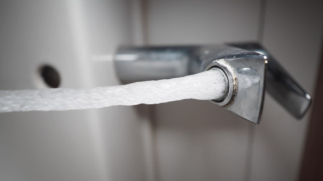 agua que fluye de un grifo