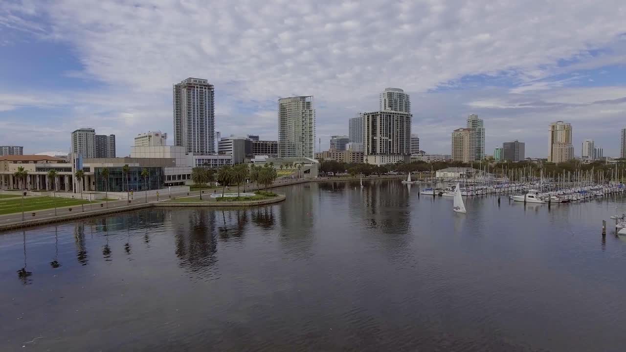 세인트 다운타운 탬파 베이 정박지에서 범선과 요트의 4k 공중 드론 비디오