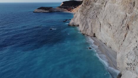 Drohne-Erkundet-Die-Malerische-Küste-Der-Insel-Lefkada,-Den-Strand-Von-Porto-Katsiki