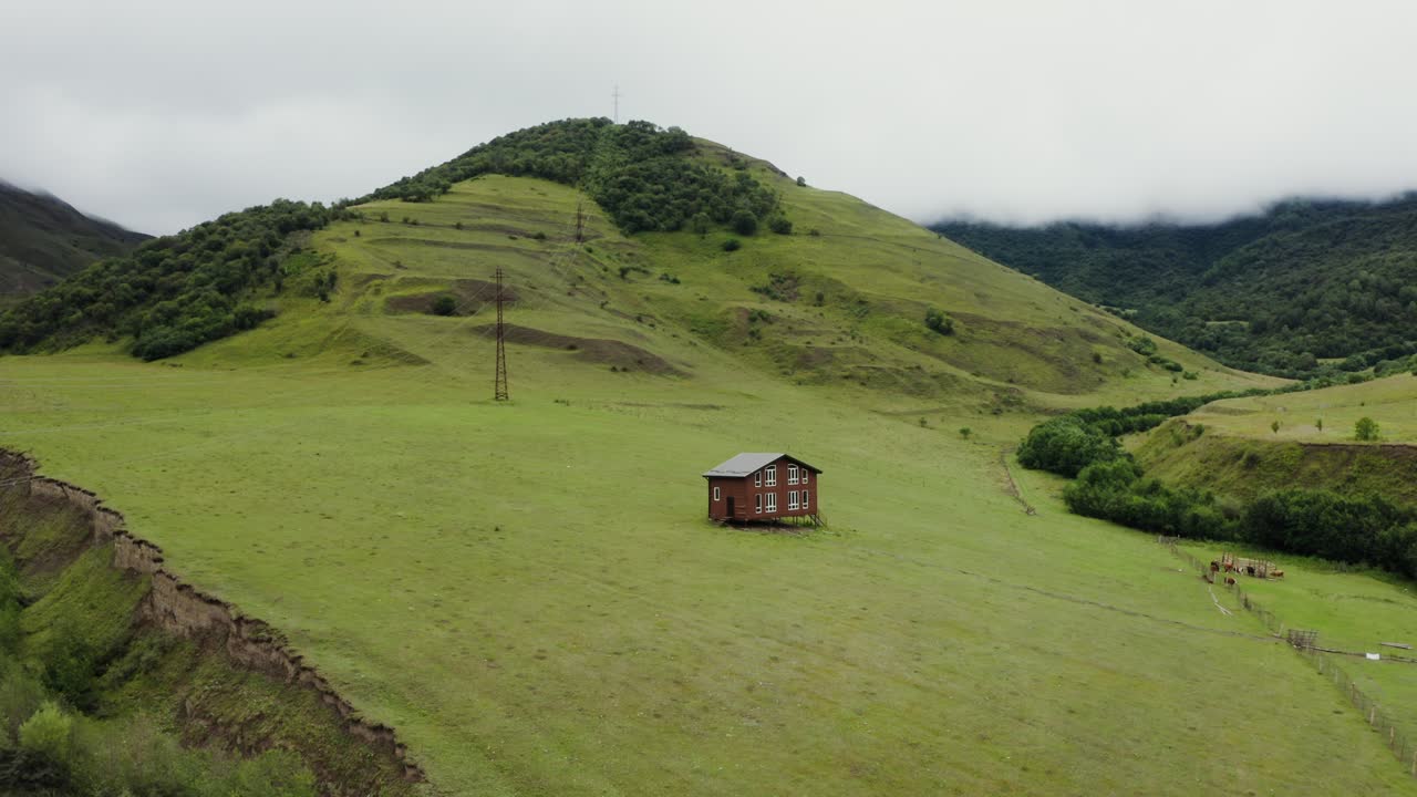 paisaje panorámico de montaña con casa aislada