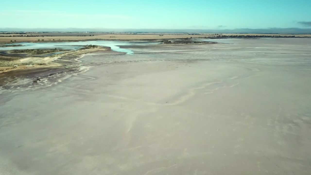 vistas aéreas de las salinas del lago tyrell y las tierras de cultivo circundantes, en el noroeste de victoria, mayo de 2021