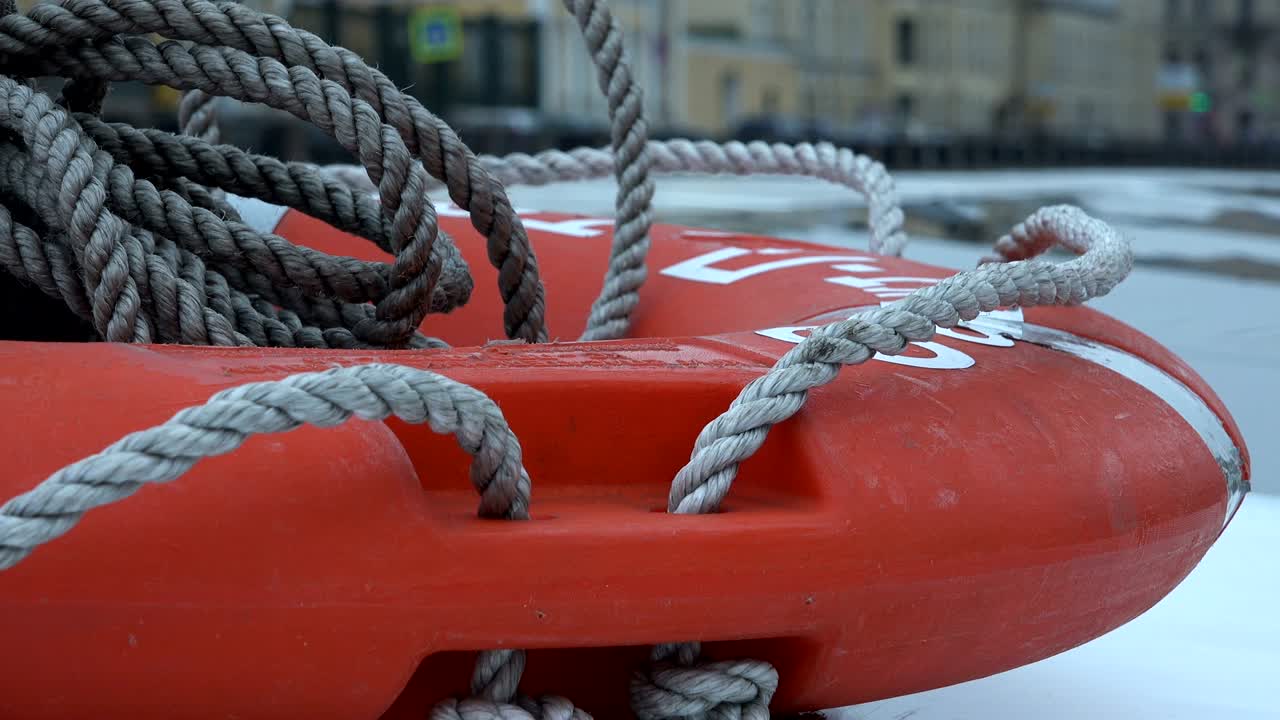 тесные узлы веревки на спасательном кольце