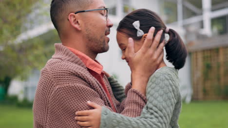 familia, beso y niño con el padre al aire libre