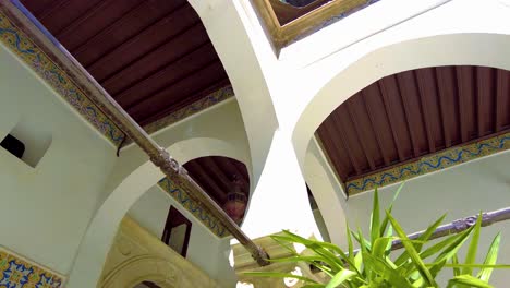 arcadas del palacio con una decoración del zelidj argelino