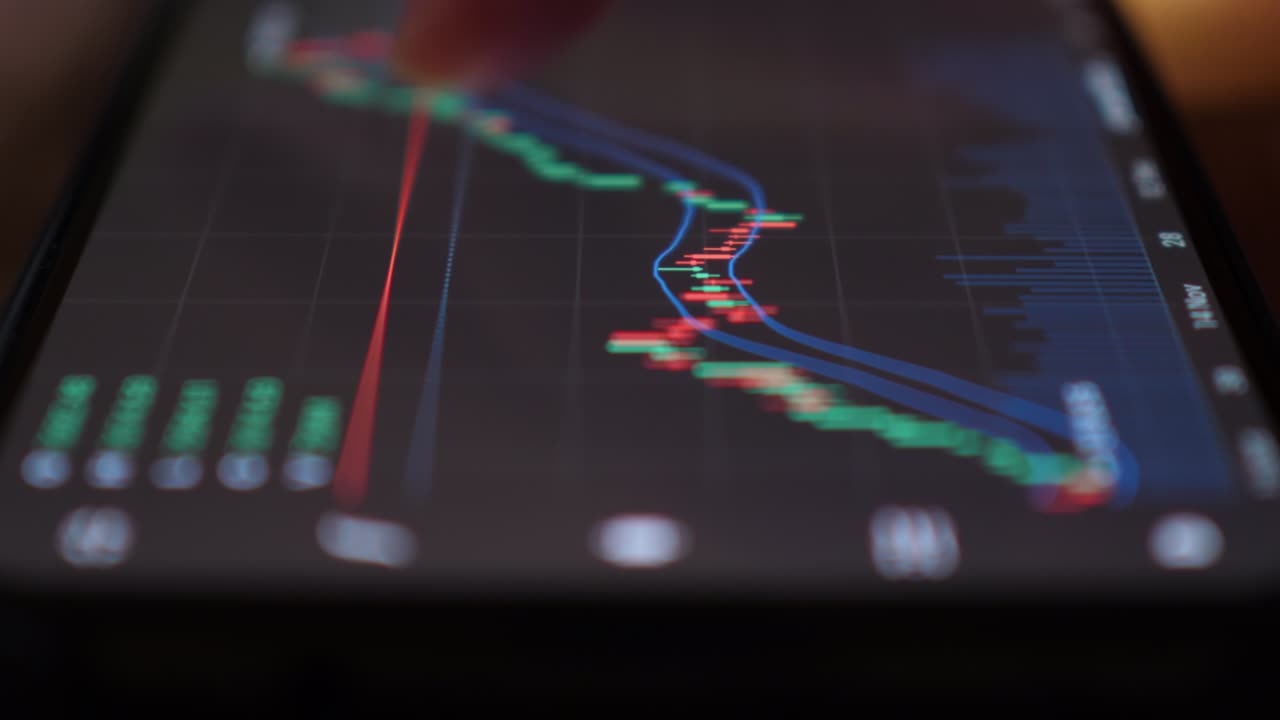 bitcoin bolsa de valores, comercio en línea, comerciante que trabaja con teléfono inteligente en el piso de negociación del mercado de valores. lectura financiera navegar por los datos del mercado de divisas, gráfico forex. moneda criptográfica