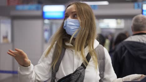 la joven está feliz de estar viajando a otro país durante el embarque en el aeropuerto