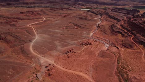 Drohnenaufnahme,-Die-Langsam-Nach-Oben-Schwenkt-Und-Straßenwege-Außerhalb-Von-Moab,-Utah,-Zeigt