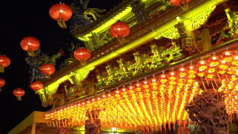 Red-lantern-hang-at-colorful-chinese-temple