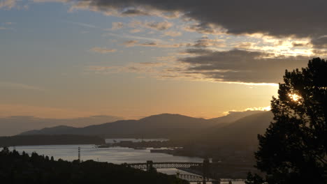 Goldene-Stunde-In-Der-Berglandschaft-Am-Seeufer