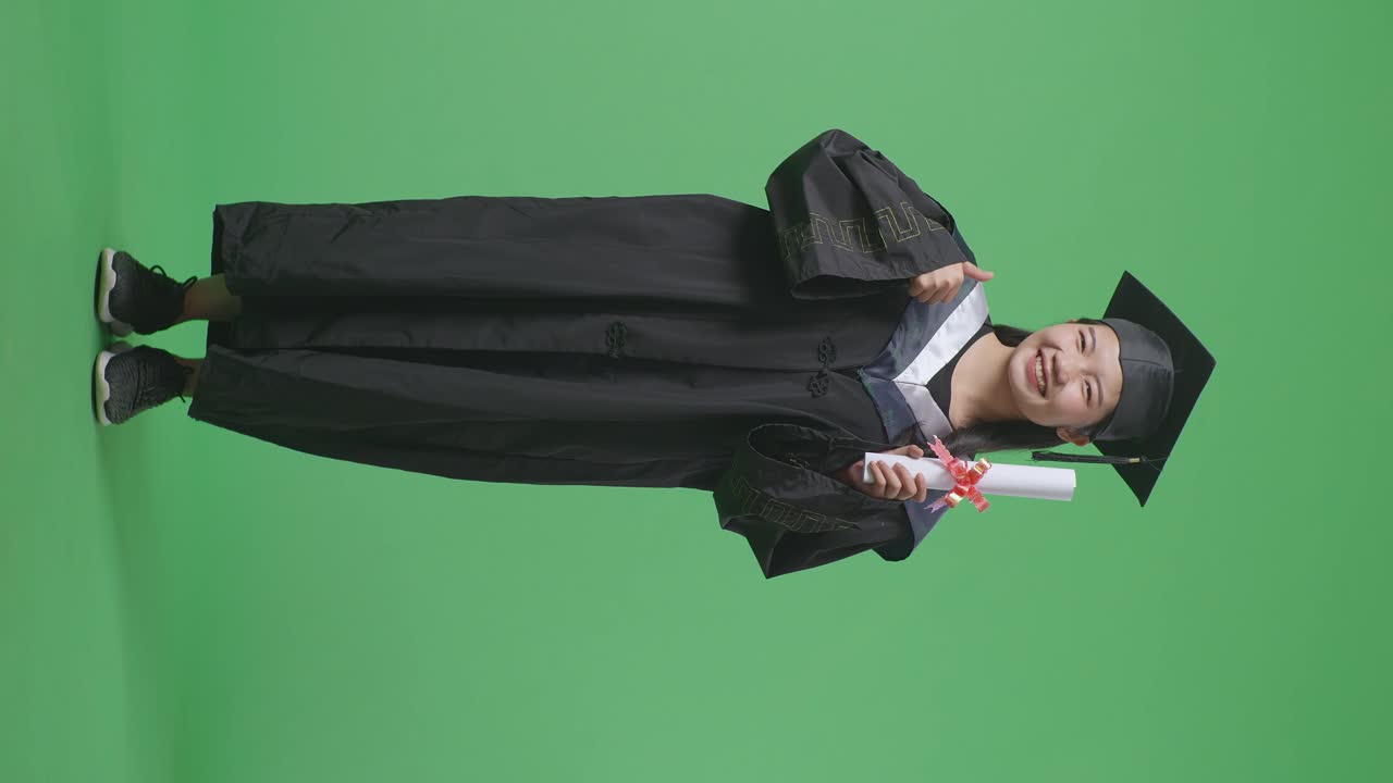 Donna laureata felice con diploma