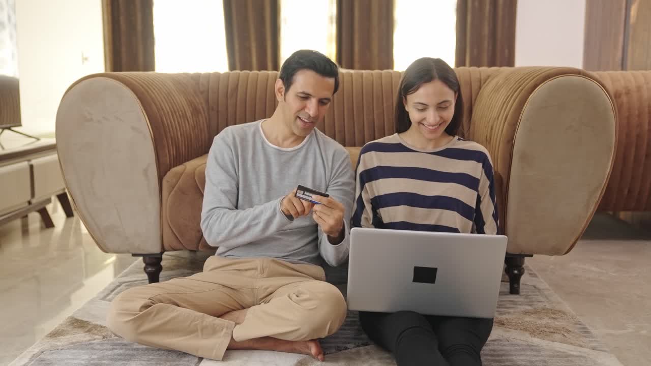 Casal indiano feliz fazendo compras online