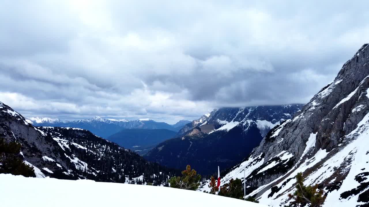 cámara de lapso de tiempo de izquierda a derecha panorámica de zugspitze, la montaña más alta de alemania, cubierta de nubes