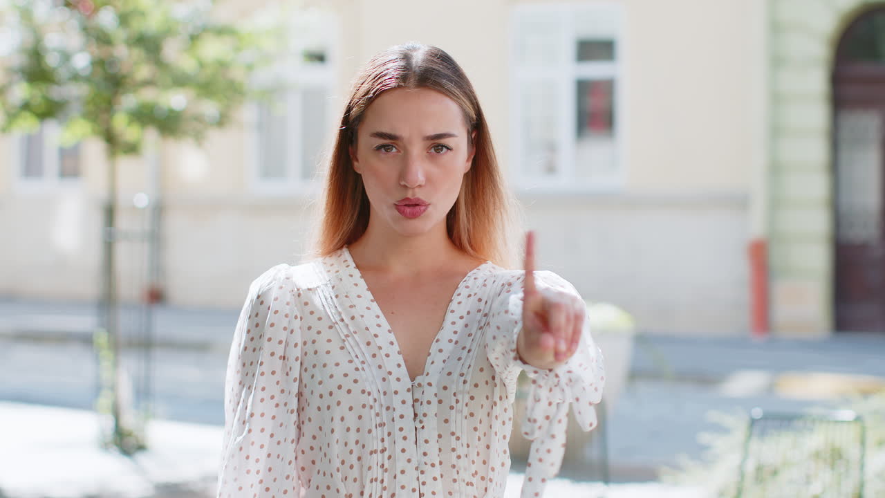 """불쾌한 끔찍한 아이디어에 반응하는 여성, 나쁜 품질에 불만을 품고 손을 흔들고 손가락을 흔들지 마십시오."""