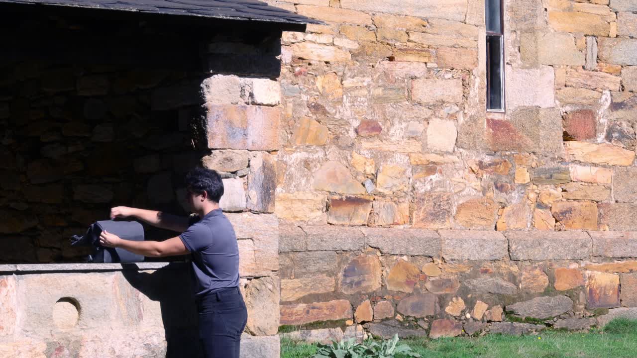 작업을 준비하는 전문 드론 조종사