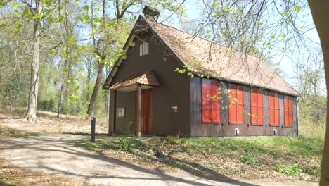 Holzschuppen-Im-Wald