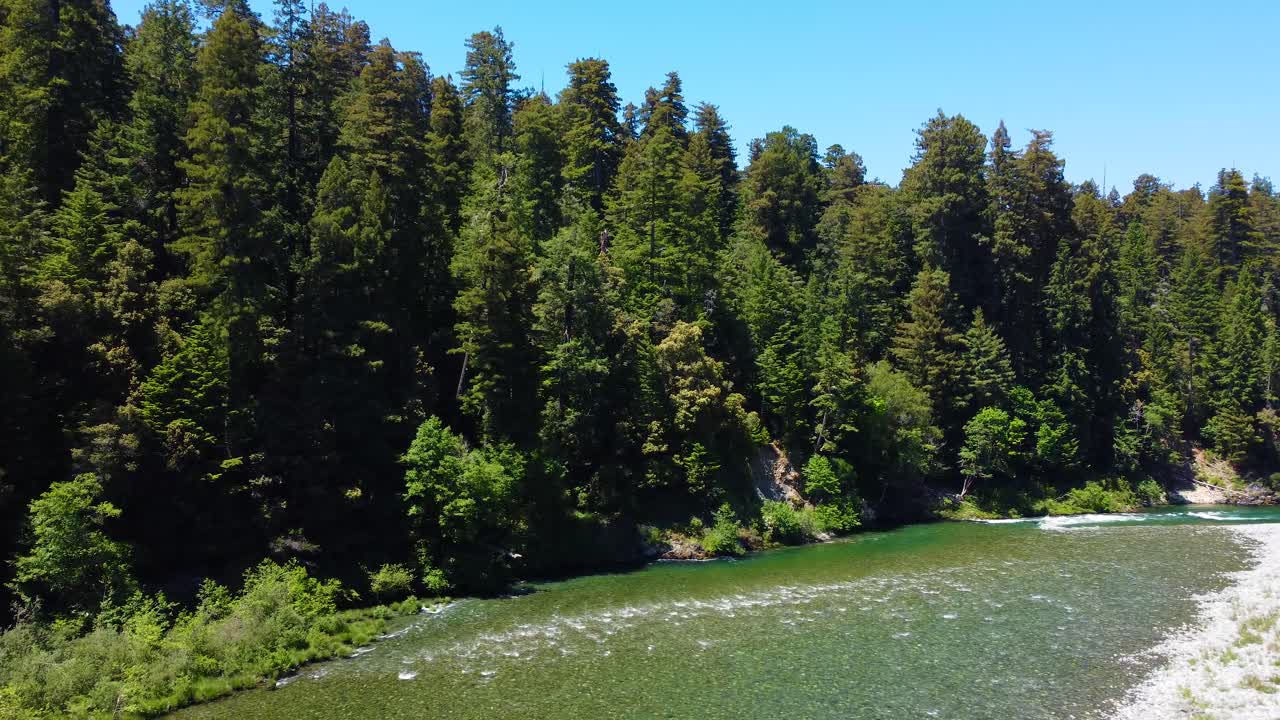 에메랄드 색의 바위 물에 의해 드론
