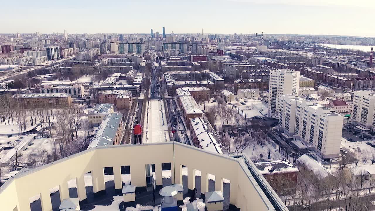 Vue aérienne d'une ville enneigée