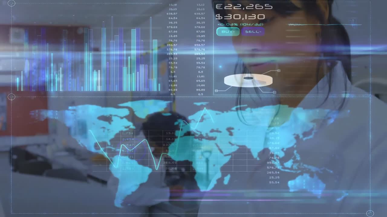 animación de datos diversos y mapa del mundo sobre una trabajadora de laboratorio biracial