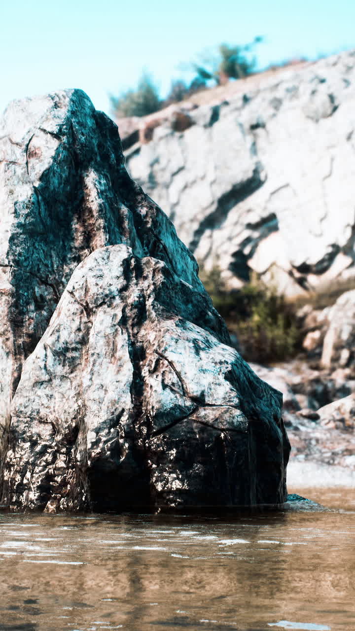 gran formación rocosa en un cuerpo de agua