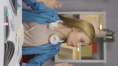 Vertical-video-of-A-Female-student-who-is-overwhelmed-by-the-heat.