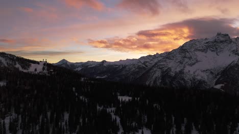 Temporada-De-Invierno-En-Valmalenco-De-Valtellina-Al-Atardecer,-Vista-Aérea-De-Drones-Hacia-Atrás