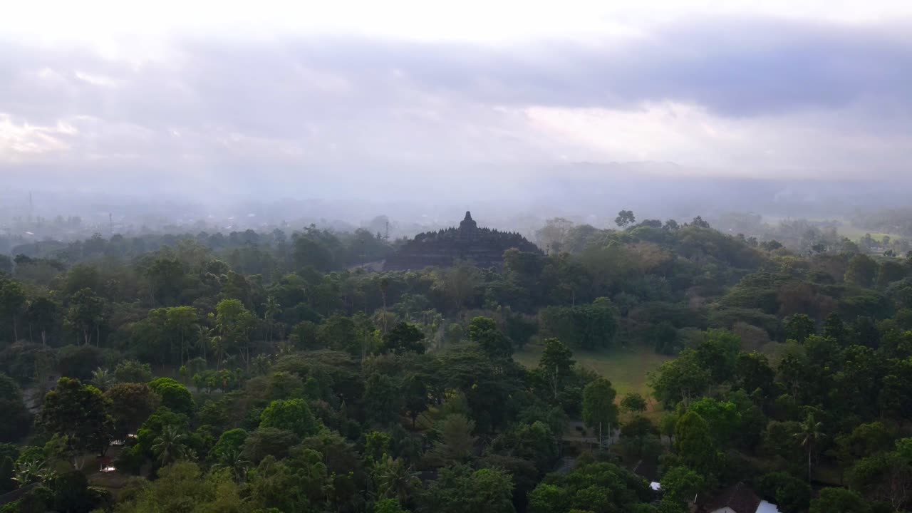Sognante ripresa aerea del tempio UNESCO di Borobudur, un'ampia inquadratura circolare