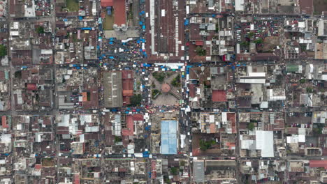 Hoch-Von-Oben-Nach-Unten-Oben-Luftaufnahme-Des-Stadtplatzes-In-San-Juan-Ostuncalco-Während-Des-Markttages